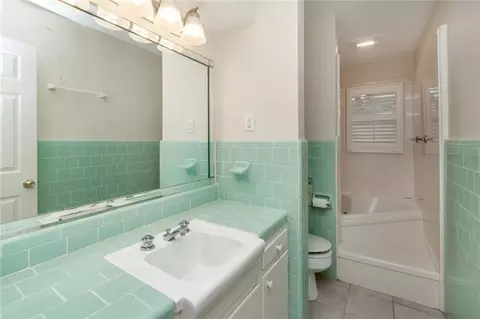 Bath - 100 Fenwick Rd, Mobile, AL 36608 photo 2 of 2