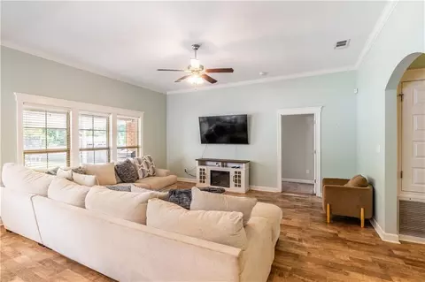 Living - 653 Begeman Rd, Mobile, AL 36608 photo 2 of 2
