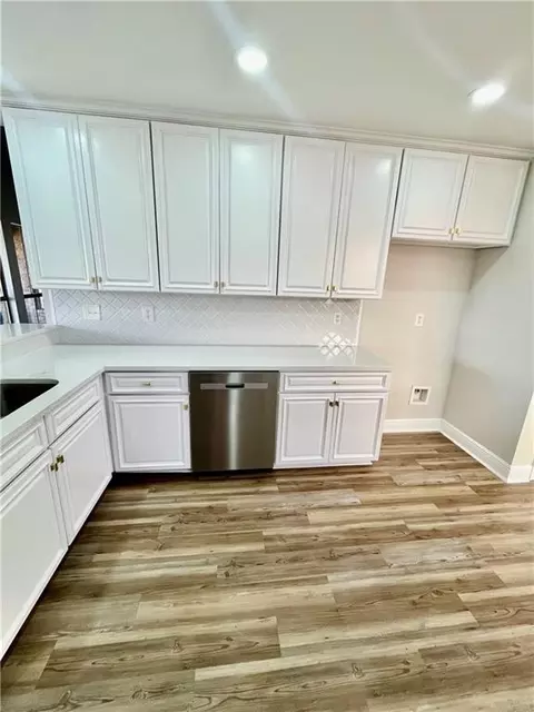 Kitchen - 8255 Savage Loop, Theodore, AL 36582 photo 6 of 7