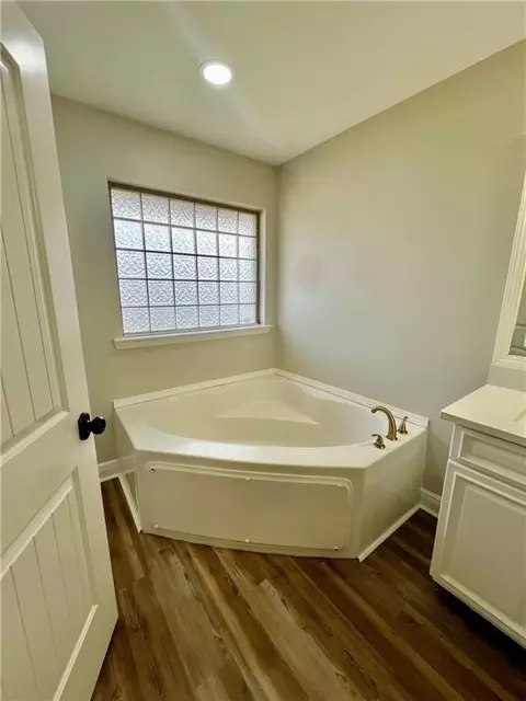 Bath - 8255 Savage Loop, Theodore, AL 36582 photo 2 of 3
