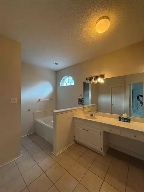 Bath - 1630 Ashmoor Dr E, Mobile, AL 36695 photo 1 of 1