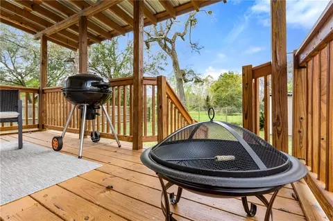 Exterior - 208 Pinehill Dr, Mobile, AL 36606 photo 4 of 6