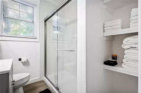 Bath - 255 Pinehill Dr, Mobile, AL 36606 photo 1 of 2