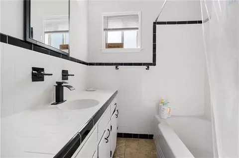 Bath - 54 Bishop Ln S, Mobile, AL 36608 photo 2 of 3