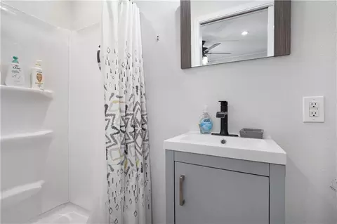Bath - 54 Bishop Ln S, Mobile, AL 36608 photo 1 of 3