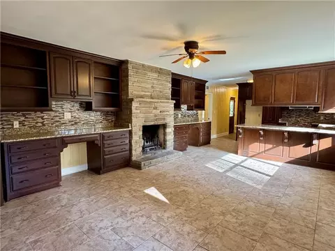 Living - 504 Sutherland Dr, Chickasaw, AL 36611 photo 2 of 3