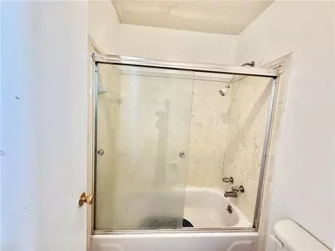 Bath - 4017 Cottage Hill Rd #34, Mobile, AL 36609 photo 1 of 3