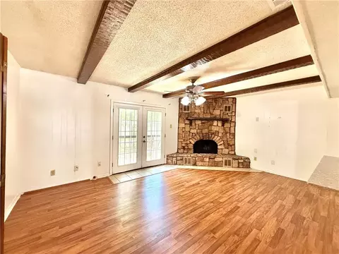 Living - 4017 Cottage Hill Rd #34, Mobile, AL 36609 photo 2 of 4