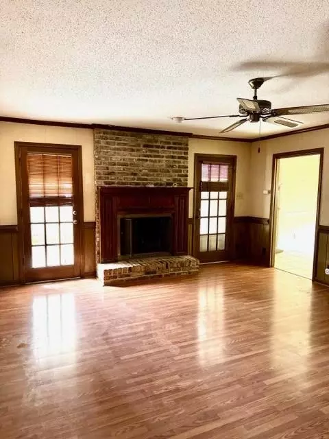 Living - 3755 Claridge Rd S, Mobile, AL 36608 photo 1 of 1