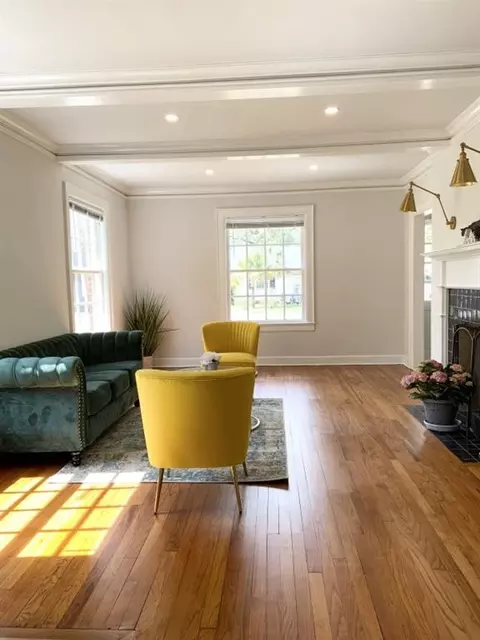 Living - 25 Benedict Pl, Mobile, AL 36606 photo 2 of 4