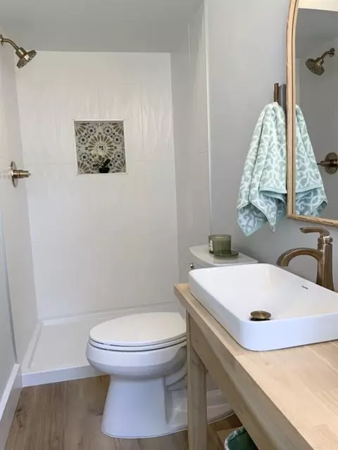 Bath - 25 Benedict Pl, Mobile, AL 36606 photo 2 of 5