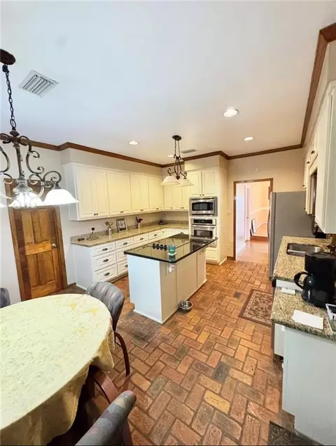 Kitchen - 1429 Regency Oaks Dr E, Mobile, AL 36609 photo 3 of 4