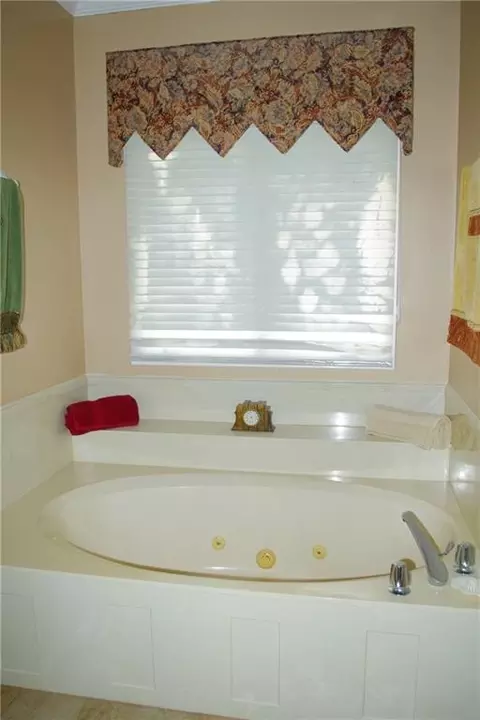 Bath - 1429 Regency Oaks Dr E, Mobile, AL 36609 photo 2 of 10