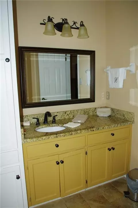 Bath - 1429 Regency Oaks Dr E, Mobile, AL 36609 photo 5 of 10