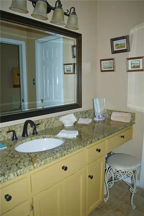 Bath - 1429 Regency Oaks Dr E, Mobile, AL 36609 photo 3 of 10