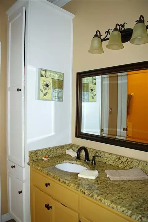 Bath - 1429 Regency Oaks Dr E, Mobile, AL 36609 photo 4 of 10