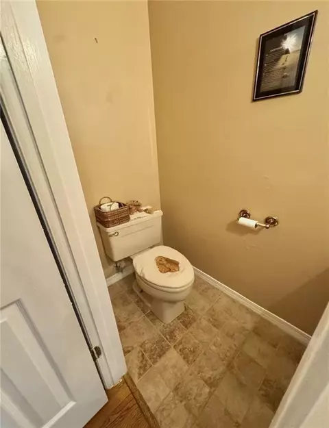 Bath - 1429 Regency Oaks Dr E, Mobile, AL 36609 photo 9 of 10
