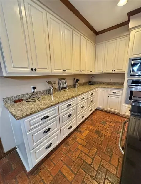 Kitchen - 1429 Regency Oaks Dr E, Mobile, AL 36609 photo 4 of 4