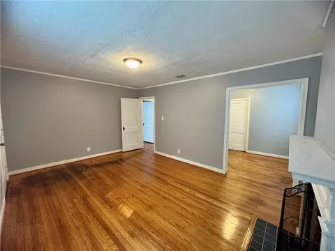 Living - 407 Seminole St, Mobile, AL 36606 photo 2 of 6