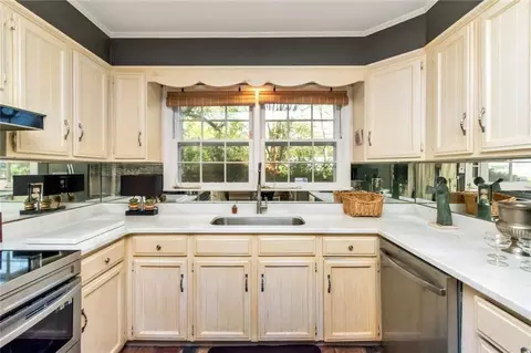 Kitchen - 513 Wacker Ln N, Mobile, AL 36608 photo 3 of 4