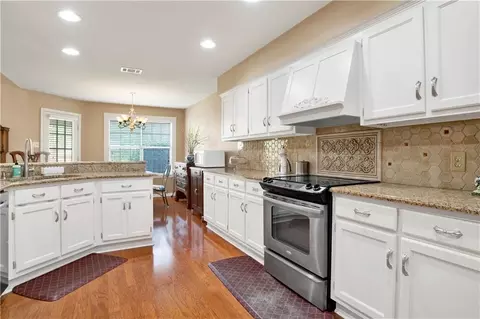 Kitchen - 6109 Lennox Pl, Mobile, AL 36693 photo 2 of 4