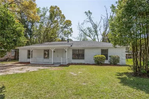 513 Holiday Ave, Chickasaw, AL 36611