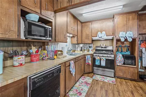 Kitchen - 5751 Howells Ferry Rd, Mobile, AL 36618 photo 1 of 2