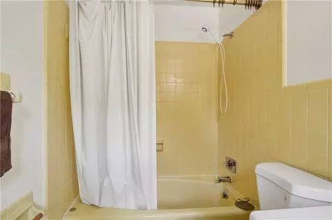 Bath - 906 Azalea Rd, Mobile, AL 36693 photo 3 of 4