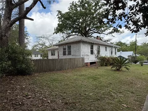 Exterior - 302 6th St, Chickasaw, AL 36611 photo 2 of 3