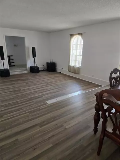 Living - 2301 Lantern Ln W, Mobile, AL 36693 photo 3 of 4