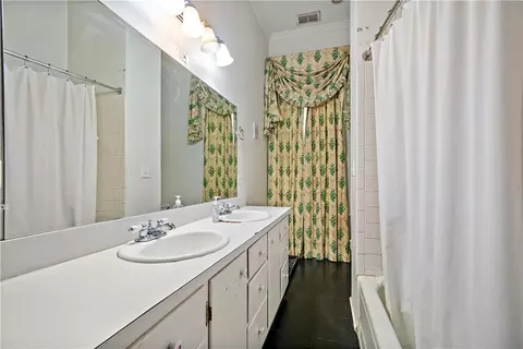 Bath - 350 Michigan Ave, Mobile, AL 36604 photo 3 of 5