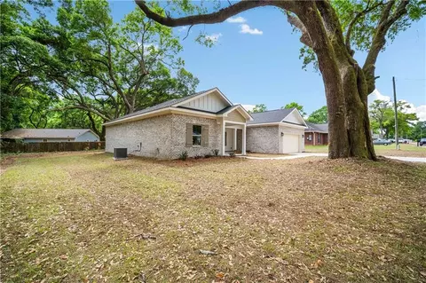 7051 Country Oaks Dr N, Irvington, AL 36544