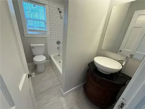 Bath - 214 Upham St #4C, Mobile, AL 36607 photo 2 of 2