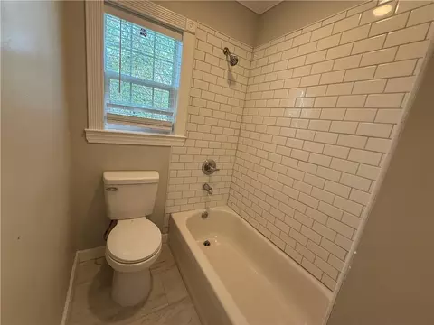 Bath - 214 Upham St #4C, Mobile, AL 36607 photo 1 of 2
