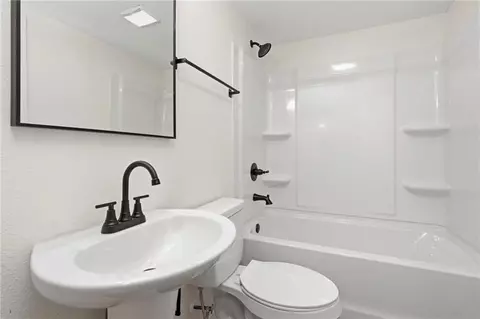 Bath - 377 Tuttle Ave, Mobile, AL 36604 photo 1 of 4