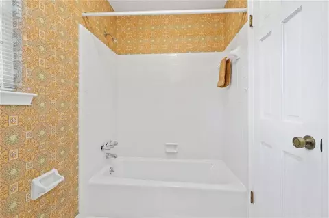 Bath - 1290 Spring Valley Dr E, Mobile, AL 36693 photo 4 of 7