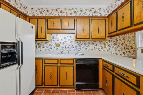 Kitchen - 1290 Spring Valley Dr E, Mobile, AL 36693 photo 2 of 4