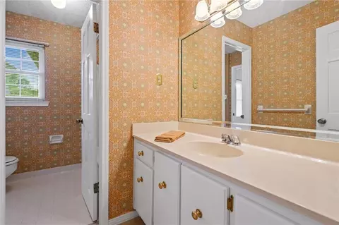 Bath - 1290 Spring Valley Dr E, Mobile, AL 36693 photo 5 of 7