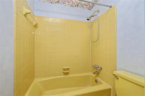 Bath - 1290 Spring Valley Dr E, Mobile, AL 36693 photo 3 of 7