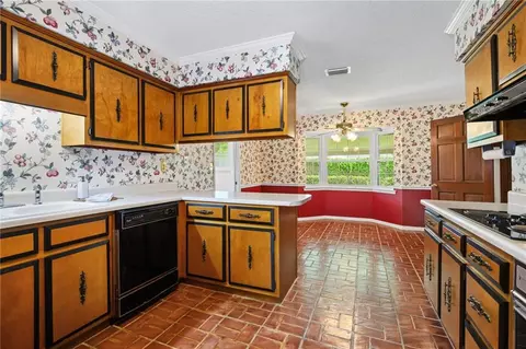 Kitchen - 1290 Spring Valley Dr E, Mobile, AL 36693 photo 3 of 4