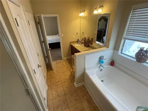 Bath - 2518 Hedgerow Dr, Mobile, AL 36695 photo 2 of 3