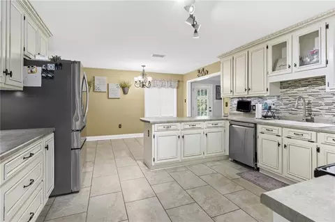 Kitchen - 7710 Meadows Dr N, Mobile, AL 36619 photo 3 of 3