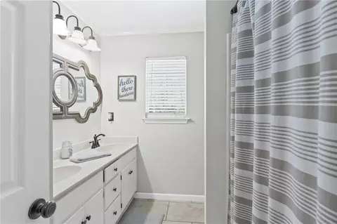 Bath - 7710 Meadows Dr N, Mobile, AL 36619 photo 2 of 3