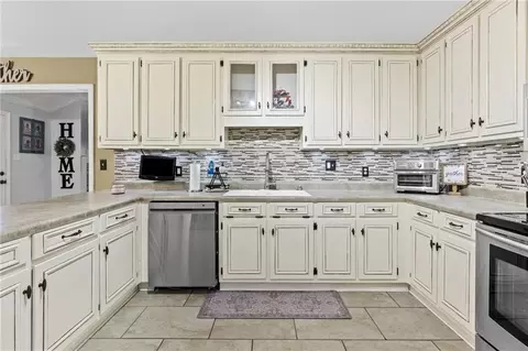 Kitchen - 7710 Meadows Dr N, Mobile, AL 36619 photo 2 of 3