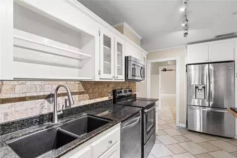 Kitchen - 3724 Claridge Rd, Mobile, AL 36608 photo 3 of 5