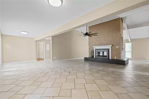 Living - 3724 Claridge Rd, Mobile, AL 36608 photo 2 of 5