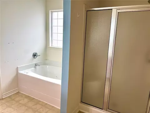 Bath - 2728 Rosebud Dr E, Mobile, AL 36695 photo 2 of 2