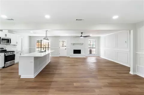 Living - 2549 Meadowview Dr, Mobile, AL 36695 photo 2 of 3
