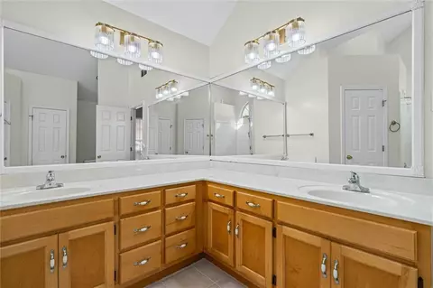 Bath - 6740 Barnes Dr E, Theodore, AL 36582 photo 2 of 3