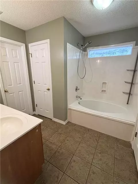Bath - 1765 Donham Dr, Mobile, AL 36618 photo 2 of 2